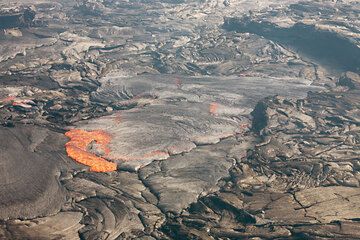 Part of the surface of the lava lake is being overturned and the older crust is replaced by fresh lava. The regeneration of the whole crust takes place of cycles of approximately 30 minutes. hawaii_e6854.jpg (c)