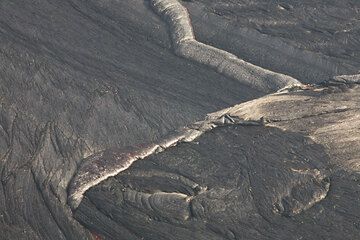 Formas elegantes en la corteza del lago de lava. (Photo: Tom Pfeiffer)