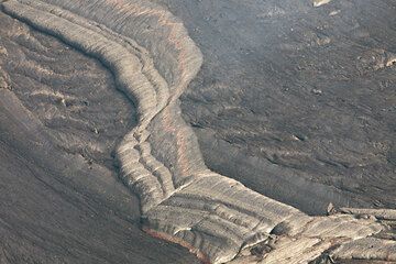 La corteza lisa del lago se divide en placas, que se mueven contra o alejándose entre sí, simulando las placas tectónicas. Arriba, un mi ... (Photo: Tom Pfeiffer)