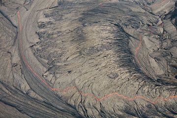 Fresh crust on the lava lake, only a few centimeters thick and crossed by zigzag fractures. (Photo: Tom Pfeiffer)