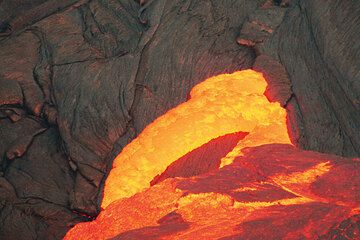 Hot, liquid lava flooding over older crust. (Photo: Tom Pfeiffer)