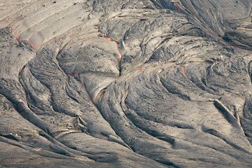 Folds on the lava lake's surface show that the surface undergoes a transition from liquid to plastic to rigid while cooling, allowing deformation in the process. (Photo: Tom Pfeiffer)