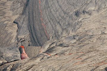 Тонкая серебристая корочка лавового озера. (Photo: Tom Pfeiffer)