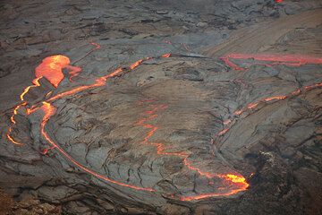 Active lava lake in the eastern part of Pu'u 'O'o crater, Kilauea volcano. On the left side, a part of the crust is being overturned. (Photo: Tom Pfeiffer)