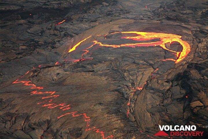 Concentric fractures in the lava lake crust causing a larger overturn of several segments on the lava lake surface. (Photo: Tom Pfeiffer)