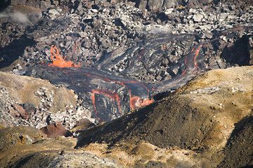 The northern vent is the most active, and lava is bubbling at its exit. Liquid fountains and spattering reaches heights of 5-15 meters. (c)
