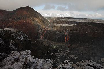 Several effusive vents are aligned above an intrusion of fresh magma, creating spectacular flows filling the Puka Nui pit crater. (Photo: Tom Pfeiffer)
