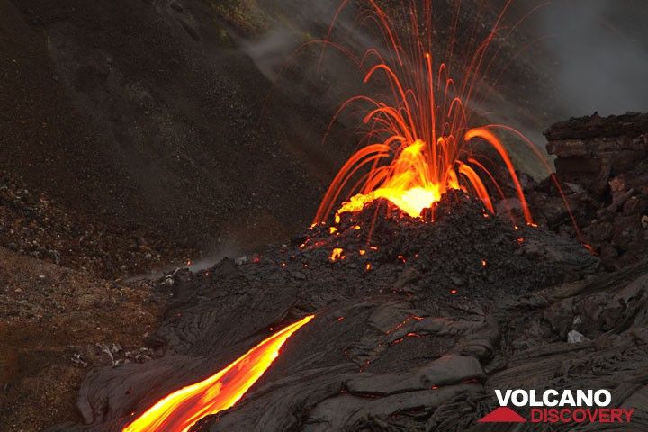 Exploding gas bubbles at the vent produce a firework of spectacular spattering 10-20 m high. hawaii_e7554.jpg (Photo: Tom Pfeiffer)