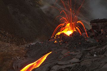 Explodierende Lavablasen an der Bocca lassen ein Feuerwerk aus glühender Lava 10 bis 20 m in die Höhe schießen. hawaii_e7554.jpg (Photo: Tom Pfeiffer)