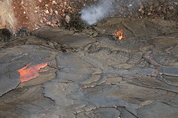 The surface and the vent of the lava lake in the West Gap pit. hawaii_e7244.jpg (c)