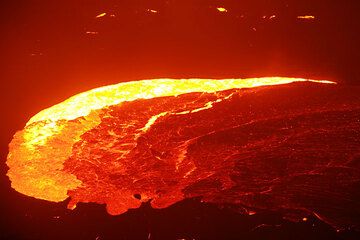 Overturning lava lake, July 2007 (Photo: Tom Pfeiffer)