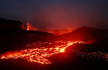 Lava flows from Pu'u 'O'o's west gap crater in 2007 (Photo: Tom Pfeiffer)