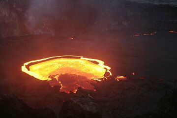 Overturning lava lake in a pit crater at Pu'u 'O'O (July 2007) (Photo: Tom Pfeiffer)