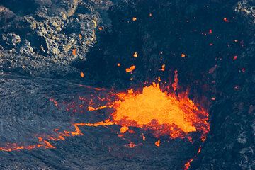 Kochende Lava über einer Austrittstelle im Pu'u O'o Krater auf Hawaii, in dem für kurze Zeit im Juli 2007 ein Lavasee entstand. (Photo: Tom Pfeiffer)