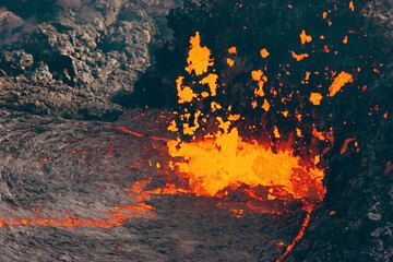Meterhohe Auswürfe von Lava an einem vent, der den Lavasee im Kilaue Vulkan füllt. (Photo: Tom Pfeiffer)