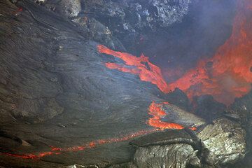 Nach dem Einsturz des Hornitos über dem East Vent strömt Lava unter der Kruste in die Senke ein, in der sich brodelnde Lavablasen bilden. (Photo: Tom Pfeiffer)
