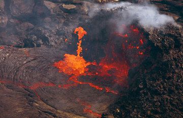 Boiling lava at the vent. Escaping gas ejects large lumbs of lava into the air. (Photo: Tom Pfeiffer)