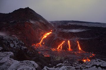 Несколько эффузивных отверстия расположены в ряд на верхней части Дейк, кормления лавовые потоки в Пука Nui свернуть яма на Pu'u ' O'o кратера, вулкана Килауэа. hawaii_e7579.jpg (Photo: Tom Pfeiffer)