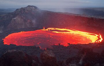 Lago di lava all'interno del cratere di vulcano Kilauea West Gap. La crosta intera che copre il lago ha appena stato capovolto, esponendo all'interno di caldo rosso incandescente. hawaii_e7837 (Photo: Tom Pfeiffer)