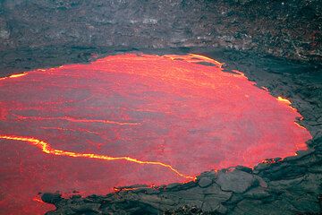 Lava lake in Pu'u O'o's west gap crater in July 2007(Kilauea, Hawaii) (Photo: Tom Pfeiffer)