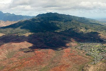 While approaching Honolulu airport, a view from above Makakilo towards the eroded shield volcano of western Oahu. (Photo: Tom Pfeiffer)