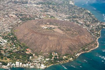 Diamond head east of Waikiki, an old cinder cone (Photo: Tom Pfeiffer)