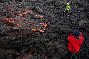 Observing an active pahoehoe lava flow front. (Photo: Tom Pfeiffer)