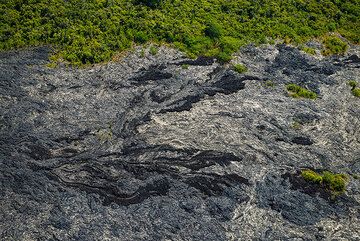 Recent aa lava flow tongues near Kalapana ocvering pahoehoe fields (Photo: Tom Pfeiffer)