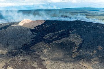 View towards Pu'u 'O'o from the east and the black lavas from the recent Kahauale'a flows to the right. (Photo: Tom Pfeiffer)