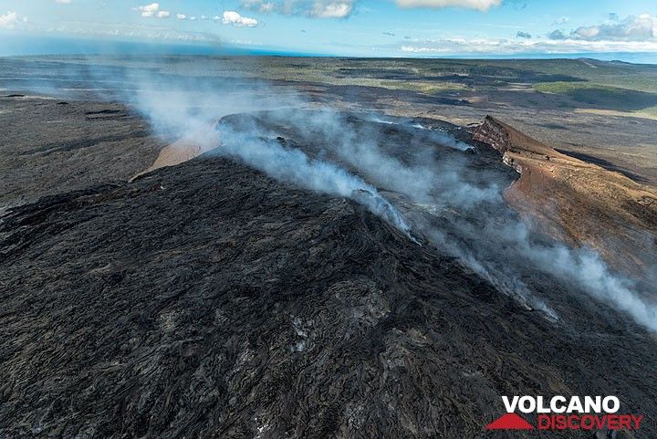 With time, lava has continued to fill the Pu'u 'O'o crater, overspilling large parts of the eastern (foreground) and western (background) rims. Gasses escaping from the vents feeding the active Kahauale'a lava flows to the lower right. (Photo: Tom Pfeiffer)