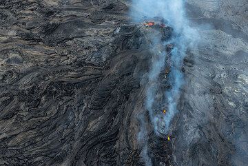 The vent of the lava flow with the hornito above it. (Photo: Tom Pfeiffer)