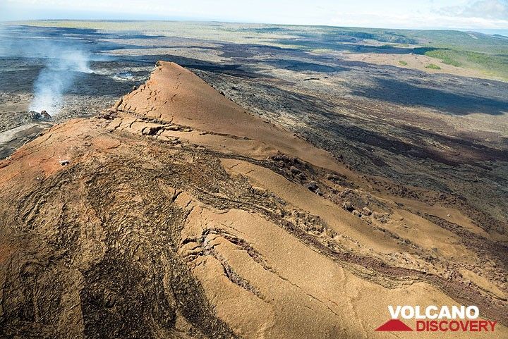 The northern flank of Pu'u 'O'o is still largely intact and dates back to the formation of the cone during 1983-86, in the first years of the current eruption. (Photo: Tom Pfeiffer)