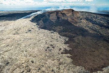 Apart from the first few, the following pictures were taken on a commercial helicopter sightseeing flight from Hilo - relatively inexpensive, they offer a great option to see the volcano and parts of Hawai'i island from a unique perspective completely different from the one from ground. (Photo: Tom Pfeiffer)