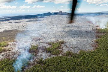 View of the Kahauale`a lava flow towards its source at Pu'u 'O'o. (Photo: Tom Pfeiffer)