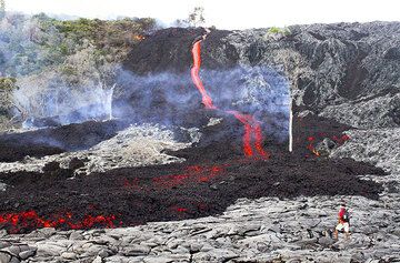 Lavaströme aus Pu'u ' O'o Vent neuesten Spalte, die begann im September ausbrechen, haben schließlich auf der Kīlauea Küstenebene erweiterte und sind zu Fuß erreichbar! Es ist ein 2-3-stündige Wanderung über sehr unebenes Gelände, in der Regel 6 Stunden Runde-Tour ab Kalapana jede Art und Weise.

5 Dez war Marken der erste Tag seit Anfang März, die Lavaströme aus nächster Nähe zugänglich sind. Für geführte Touren in die Lava, besuchen Sie bitte  VolcanoDiscovery Hawaii. (Photo: Philip Ong)