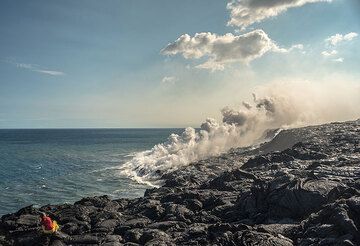 Looking over the eastern Kamokuna lava sea entry in the afternoon of 11 Sep 2016. (Photo: Tom Pfeiffer)