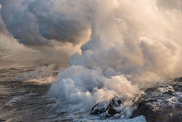 At times, the steam plume rises more than 100 meters. (Photo: Tom Pfeiffer)