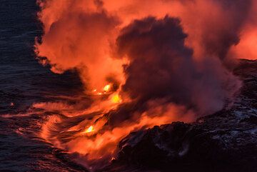 Glowing steam plumes rise from the easternmost entry points. (Photo: Tom Pfeiffer)