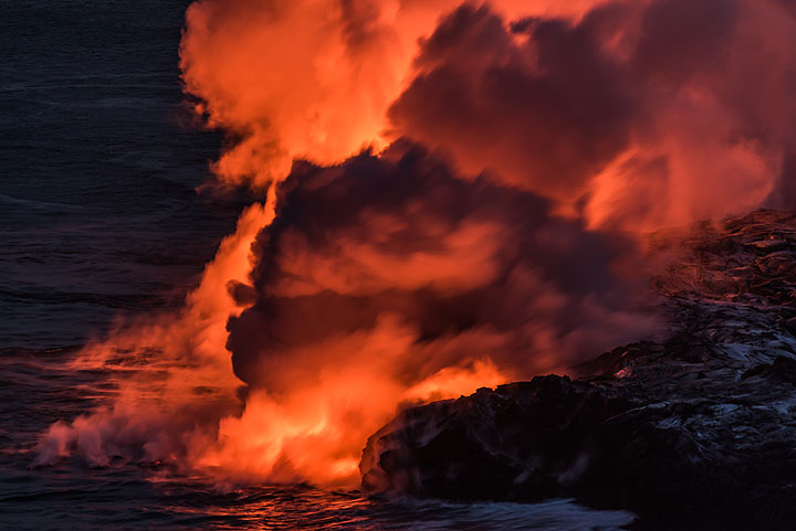Lava fließt in den Pazifischen Ozean am Vulkan Kilauea, Hawaii (Photo: Tom Pfeiffer)