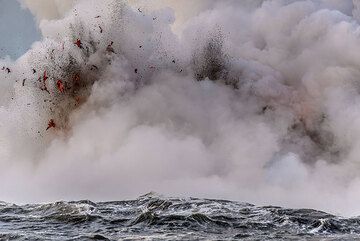 Close-up of an explosion; in enlarged sections, one can see Pele's hair forming as thin threads of lava torn apart by the expanding steam. (Photo: Tom Pfeiffer)