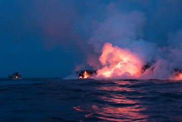 Approaching the eastern Kamokuna lava sea entry at early dawn - another boat is already there. (Photo: Tom Pfeiffer)