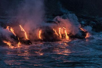 A broad flow with several active tongues is present at the western Kamokuna entry. (Photo: Tom Pfeiffer)