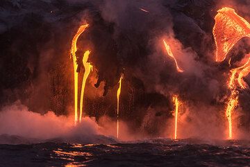 Plusieurs fines coulées de lave se déversent en formant des tuyaux ronds. (Photo: Tom Pfeiffer)