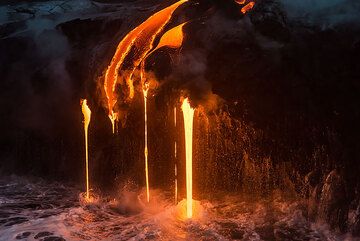 Although it barely gets light, the glow of the lava is so intense that hand-held short exposures are possible to freeze the action. (Photo: Tom Pfeiffer)