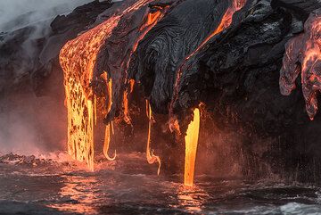 La lave de surface tombe dans l’eau. (Photo: Tom Pfeiffer)