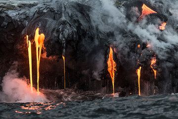 Tuyaux de lave et gouttes d'eau (Photo: Tom Pfeiffer)