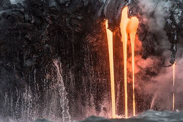 A second boat tour in the morning of 14 Sep resulted in spectacular views of the numerous lava flows entering the sea thanks to exceptionally good wind conditions - southerly winds pushed the heavy steam plume inland.
[go to part 2] (Photo: Tom Pfeiffer)