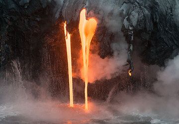 A bizarre and fragile "elephant trunk" has formed and a tiny bit of lava has started to come out from it - it will only live a few seconds, until the next wave... (Photo: Tom Pfeiffer)