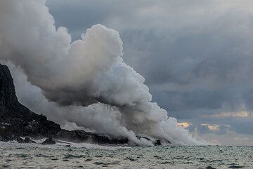 Steam plume of the eastern sea entry. (Photo: Tom Pfeiffer)