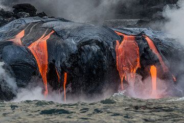 Lava flows into the sea. (Photo: Tom Pfeiffer)